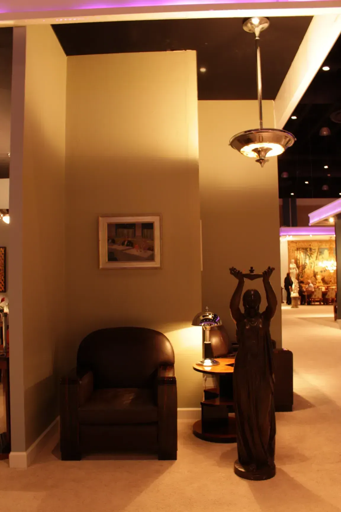 duas lampadas de teto antigas em um ambiente decorativo