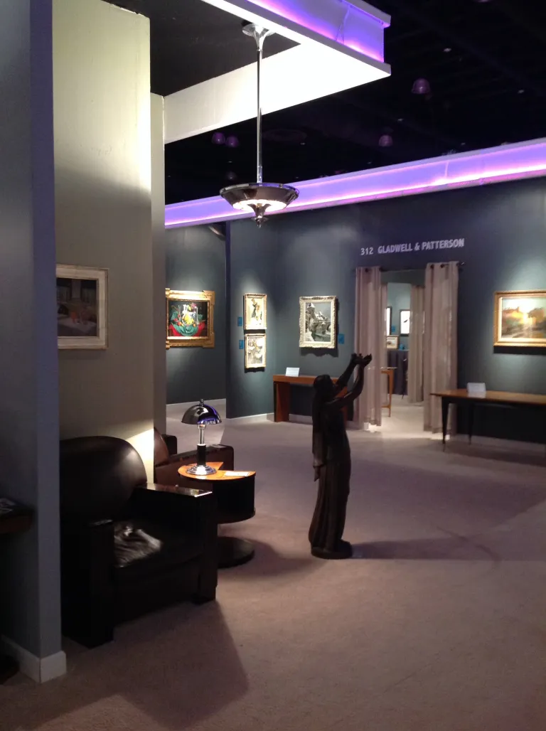 Image de 2 lustres antiques dans un cadre artistique