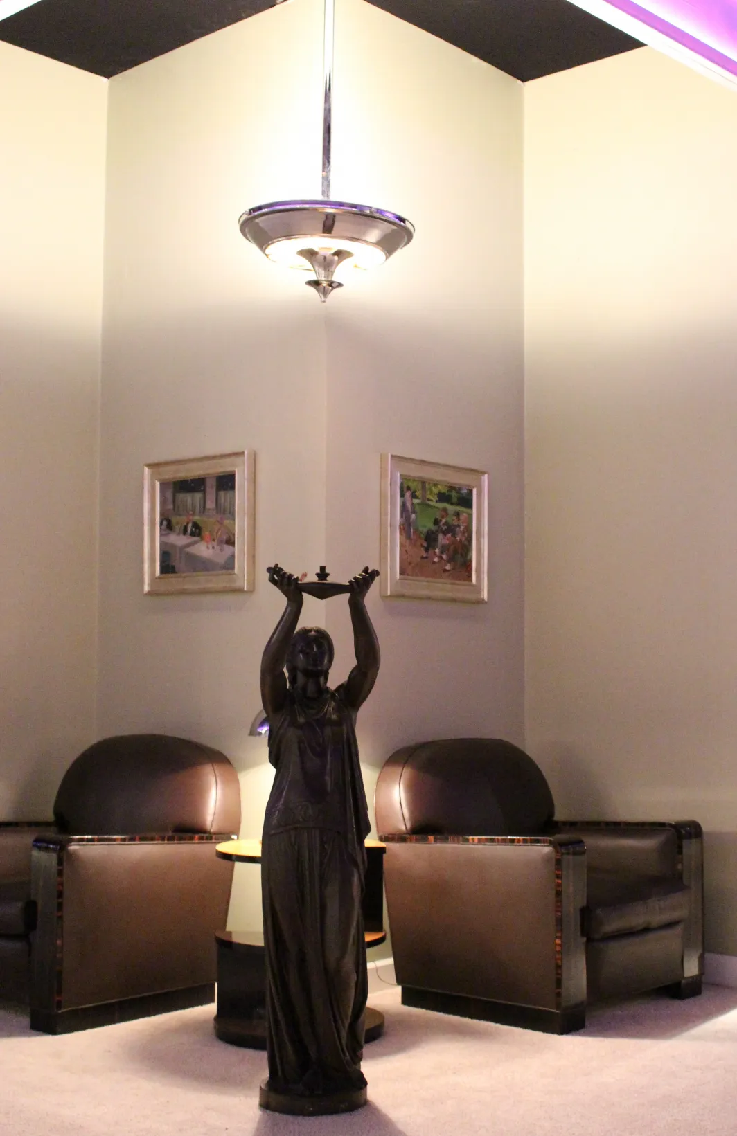 2 lampade a sospensione antiche in un ambiente elegante, art deco