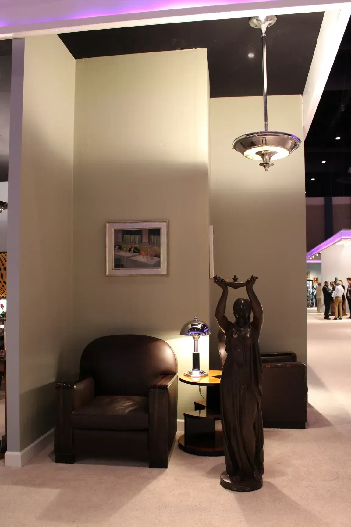 Set di 2 lampade a sospensione antiche in un ambiente decorativo