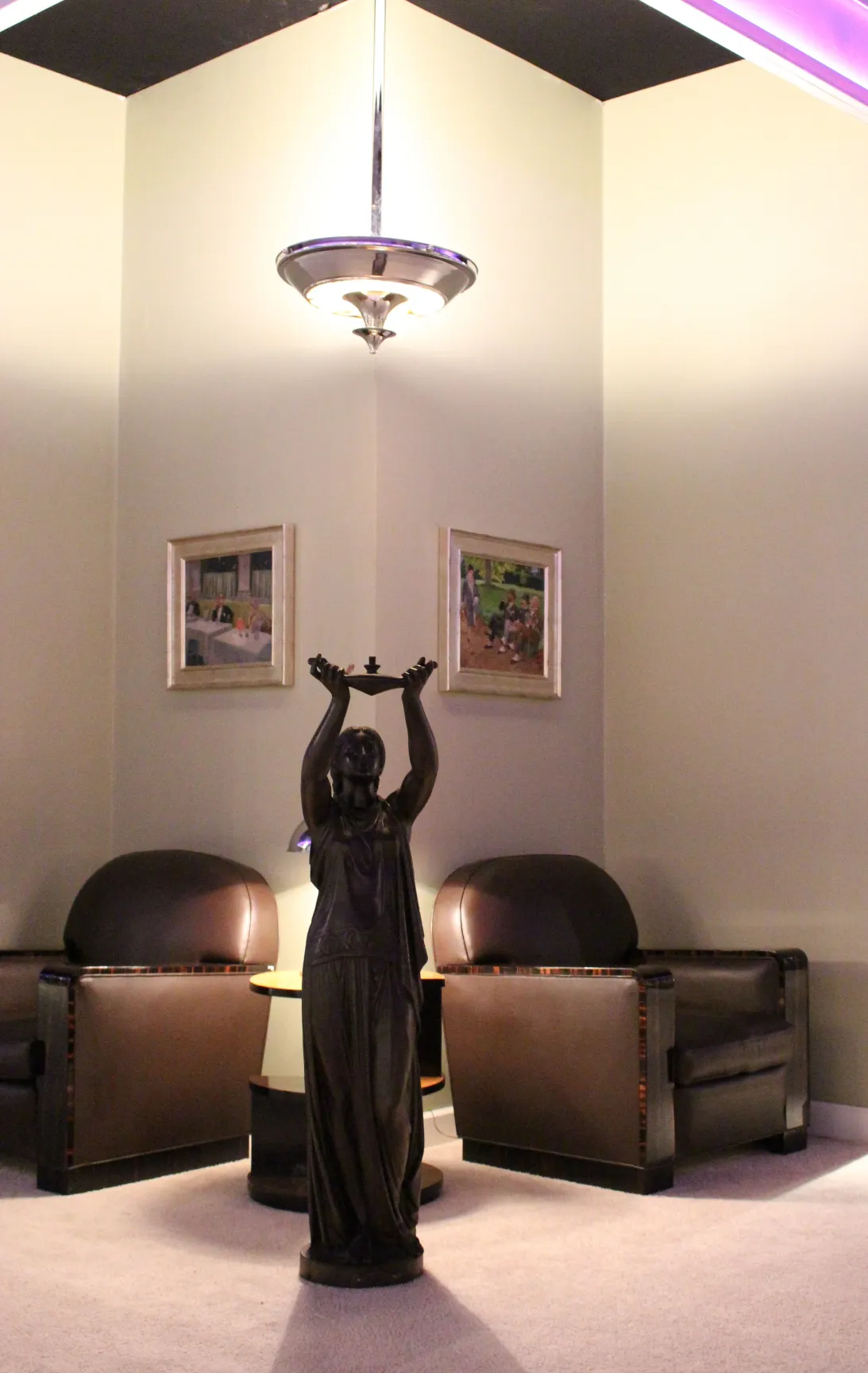 2盞古董藝術裝飾吊燈照亮一個溫馨的房間