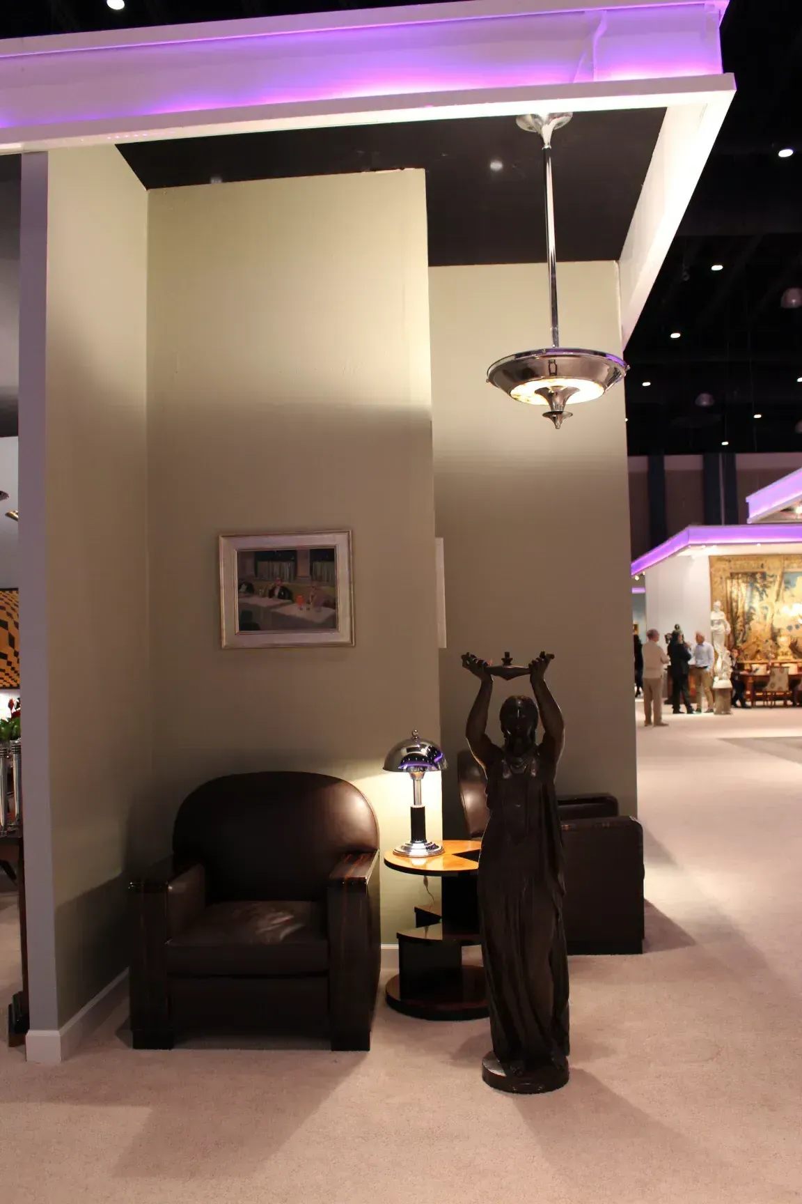 Lampade a sospensione art deco antiche, eleganti e decorative, in un ambiente con seduta e pianta.