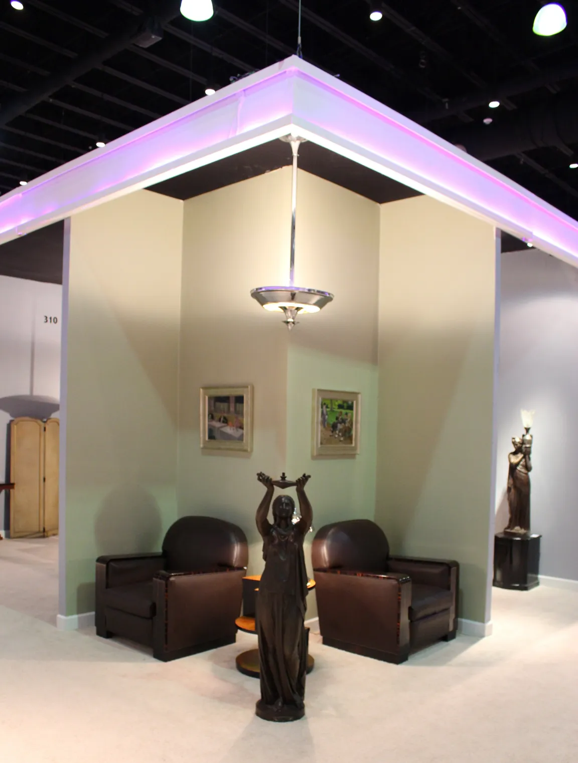 Lampade a sospensione antiche con design elegante, che illuminano un ambiente accogliente.