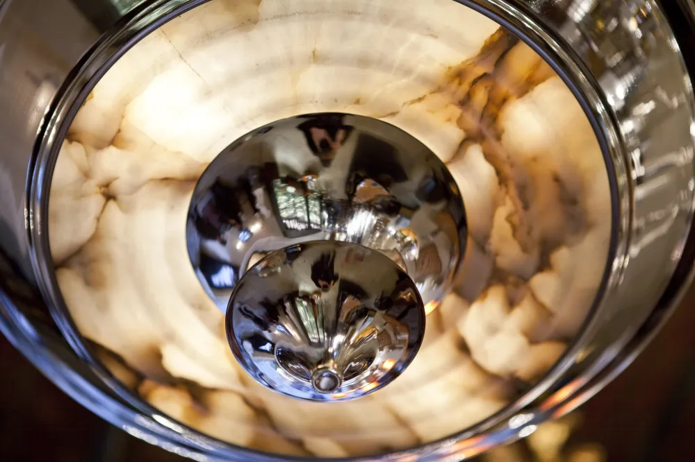 Duas lâmpadas de teto antigas com design art deco iluminando um ambiente elegante.