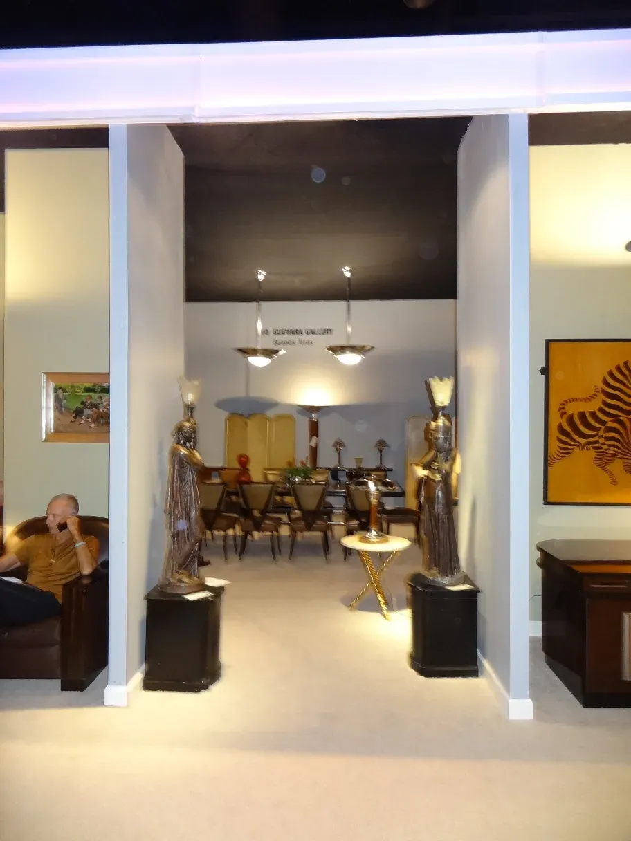 Quatro lâmpadas de teto antigas em um ambiente art deco