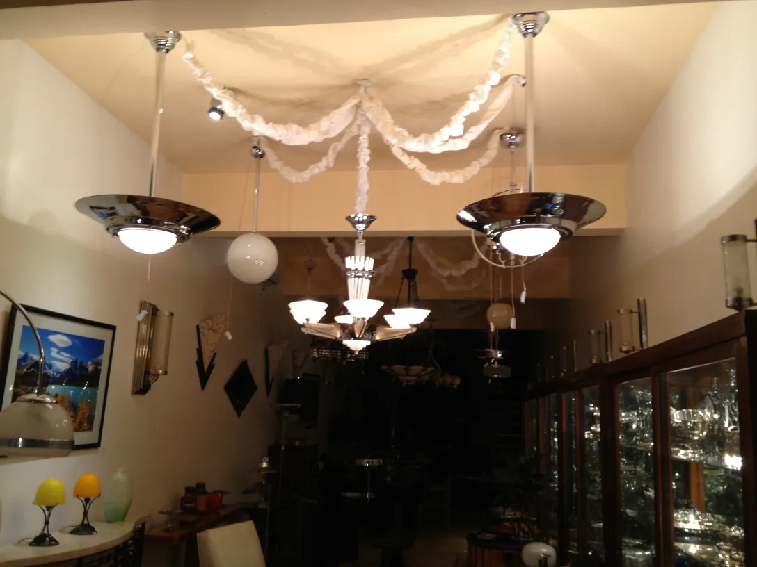 4 lampadas de teto antigas art deco em um ambiente elegante