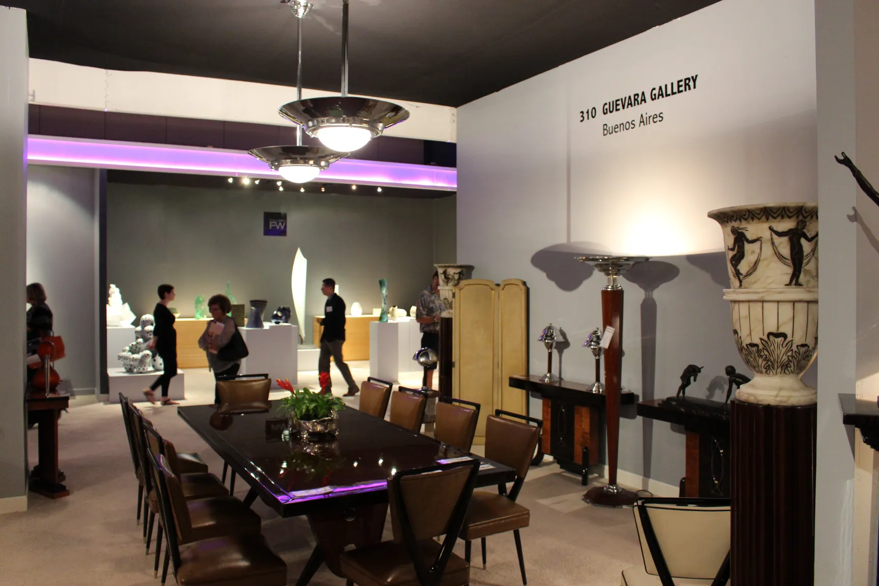 Quatre lustres anciens dans un cadre décoratif