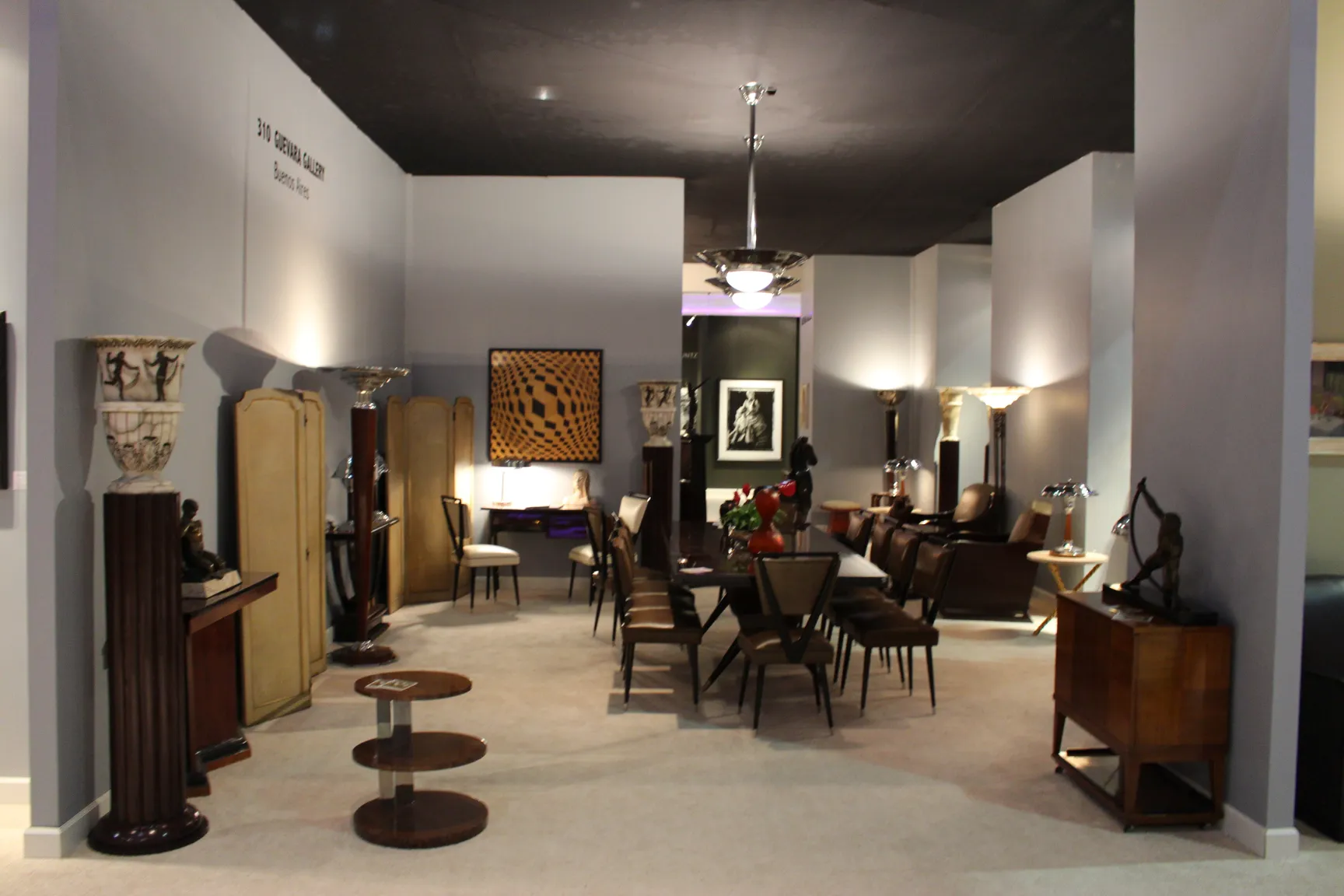 4 مصابيح معلقة قديمة بتصميم آرت ديكو في بيئة مريحة