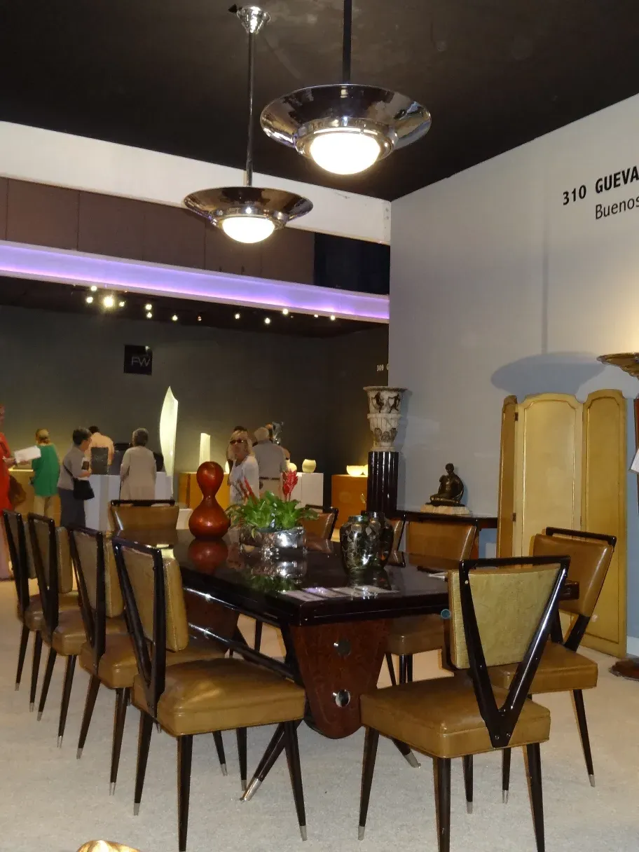 Quattro lampade a sospensione antiche in stile Art Deco in un ambiente accogliente.