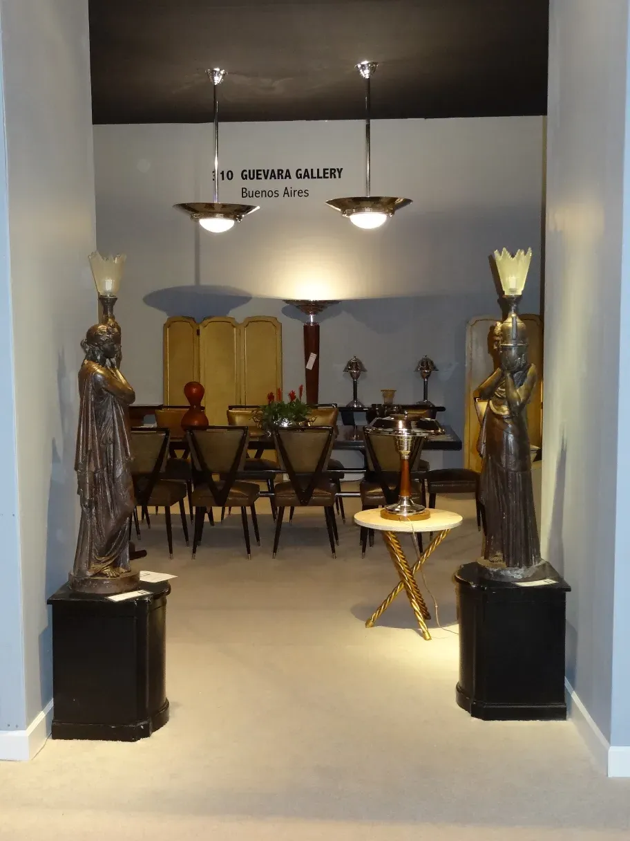 Quattro lampade a sospensione antiche che illuminano un ambiente accogliente con dettagli decorativi