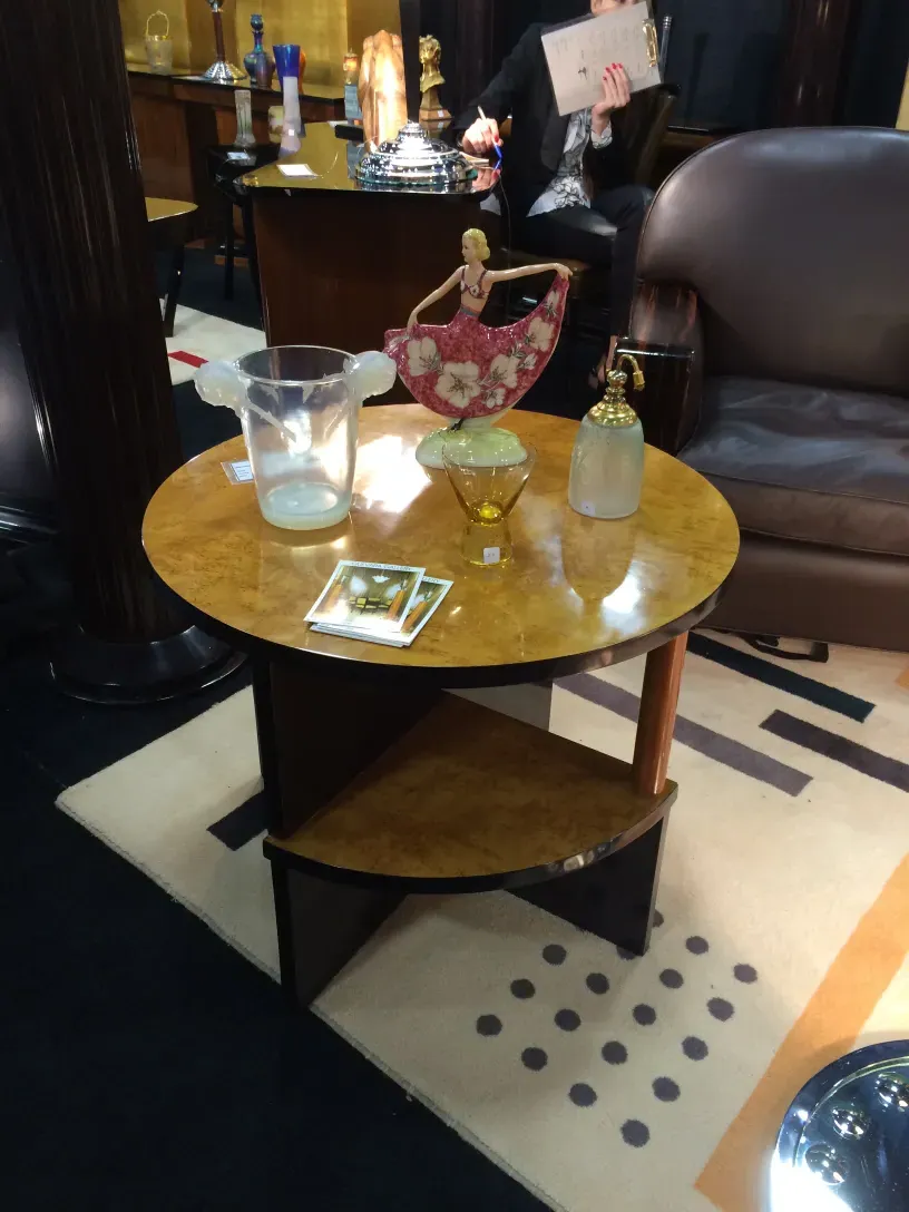 2 petites tables antiques art deco dans un cadre élégant