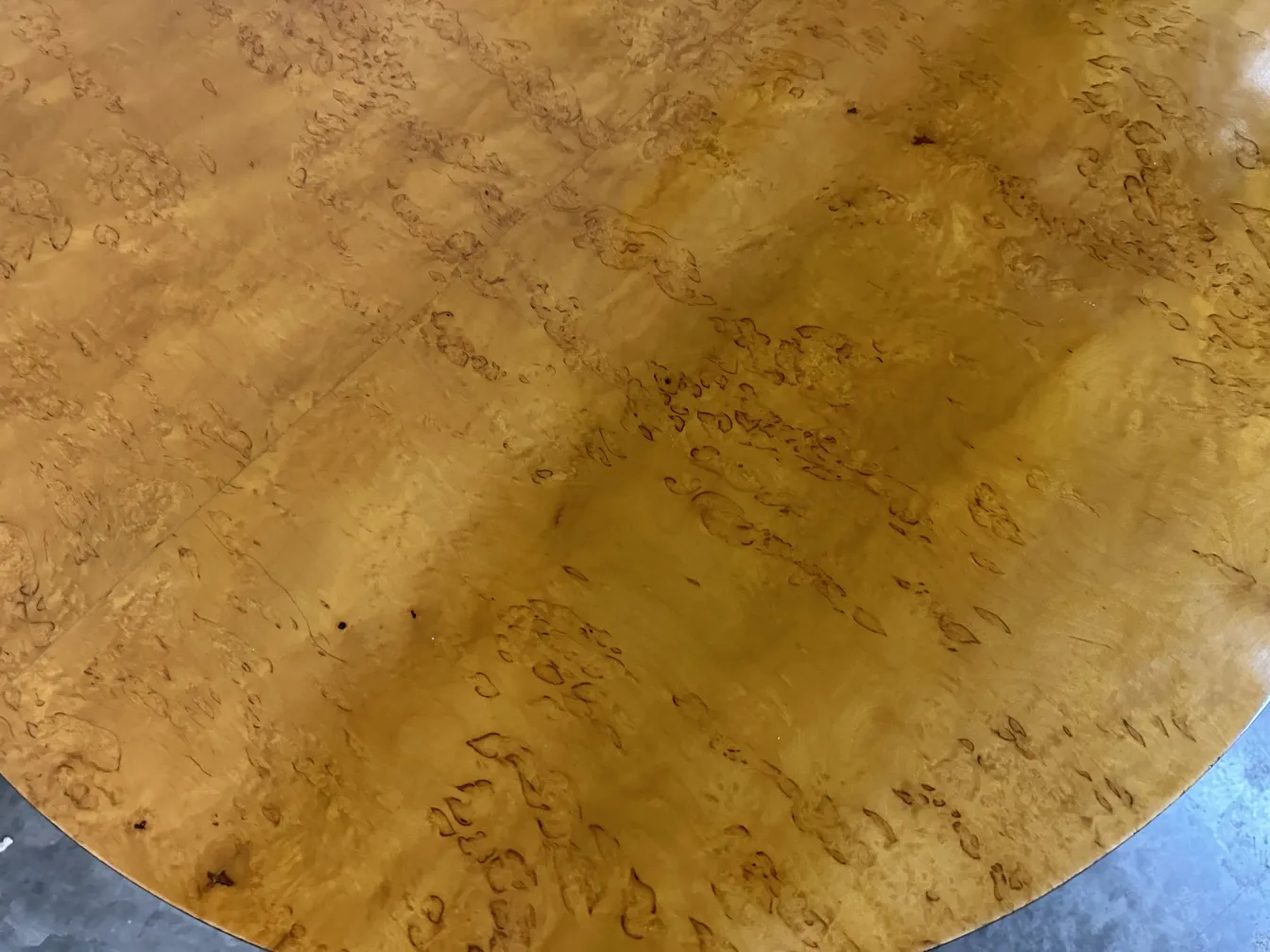 Antiquité petites tables avec des détails uniques, ambiance chaleureuse.