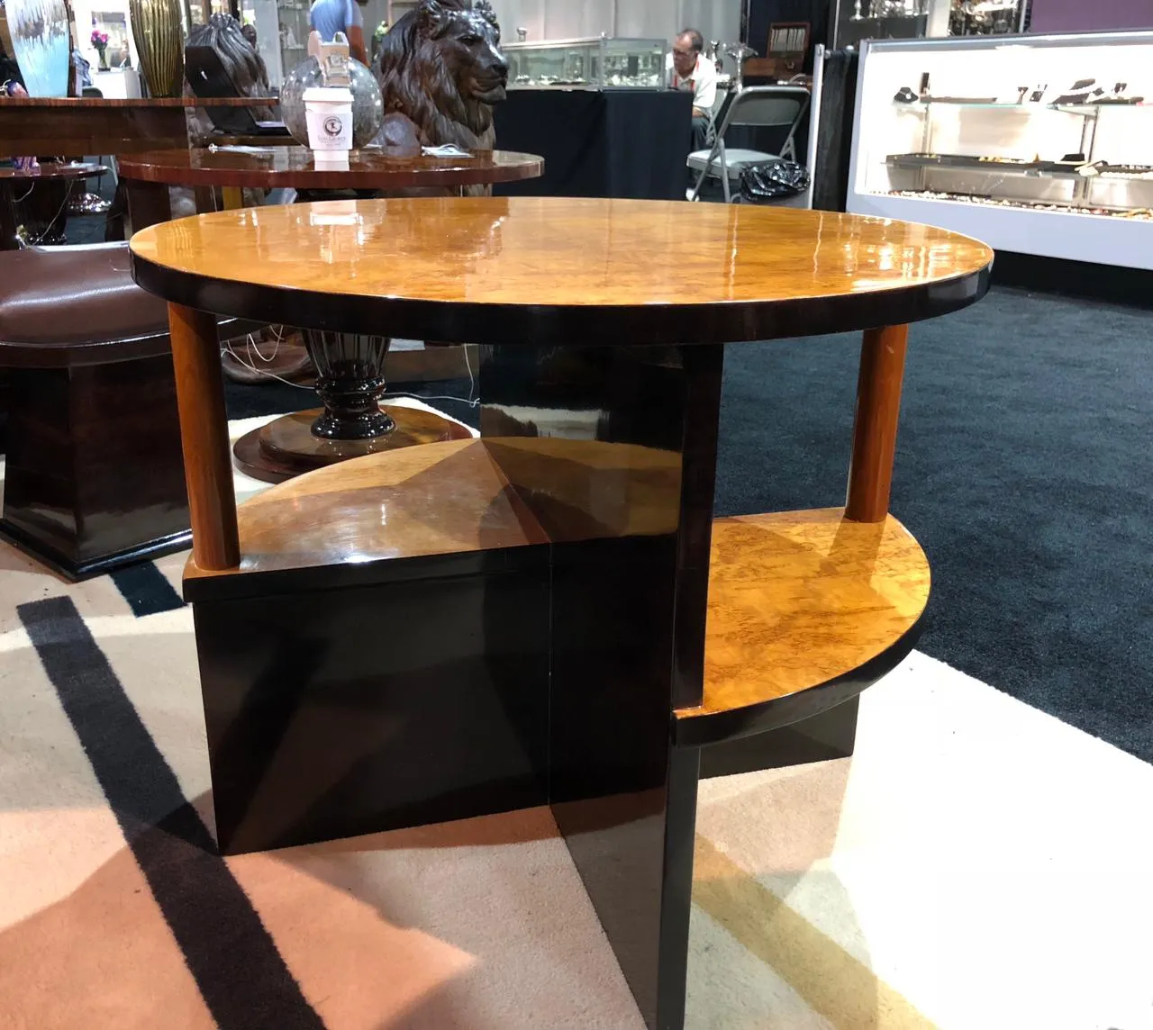 Deux petites tables rondes avec un design Art Deco dans un environnement luxueux