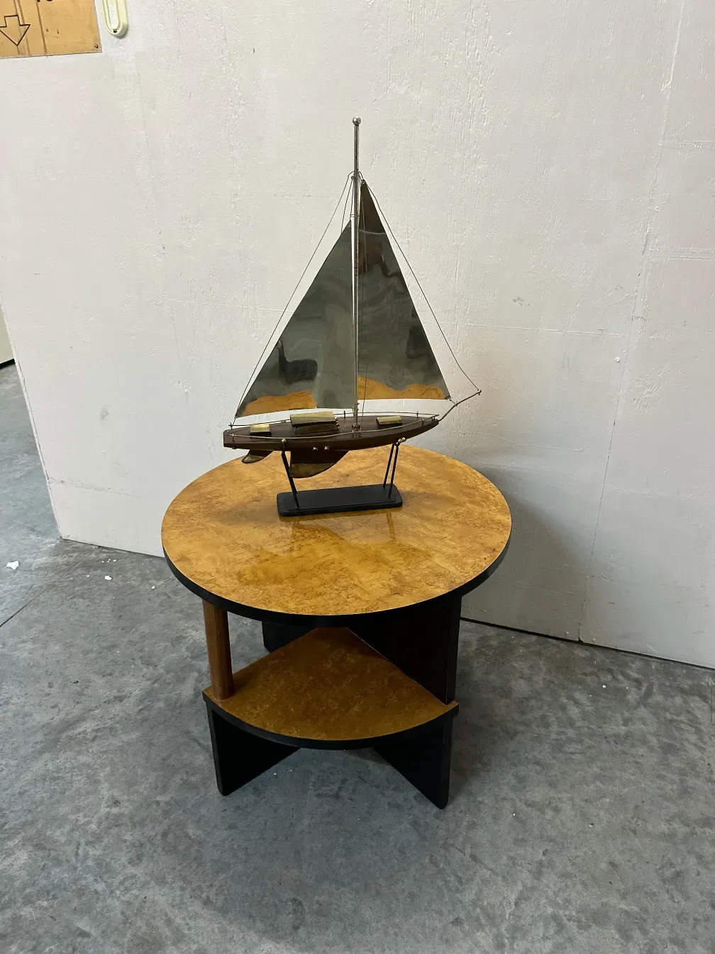 dos mesitas en un ambiente moderno, diseño art deco, destacan por su elegancia