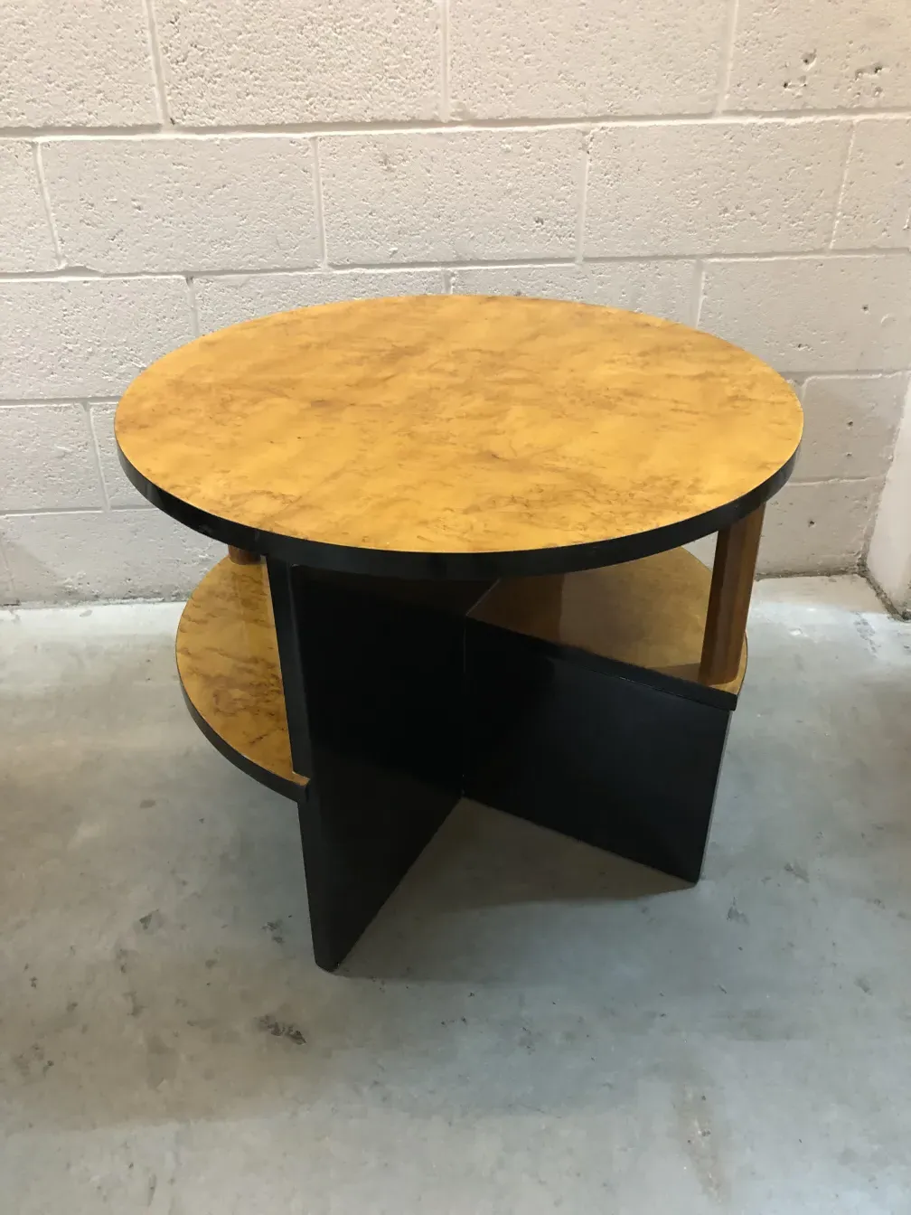 due tavolini antichi con design art deco in un ambiente minimalista