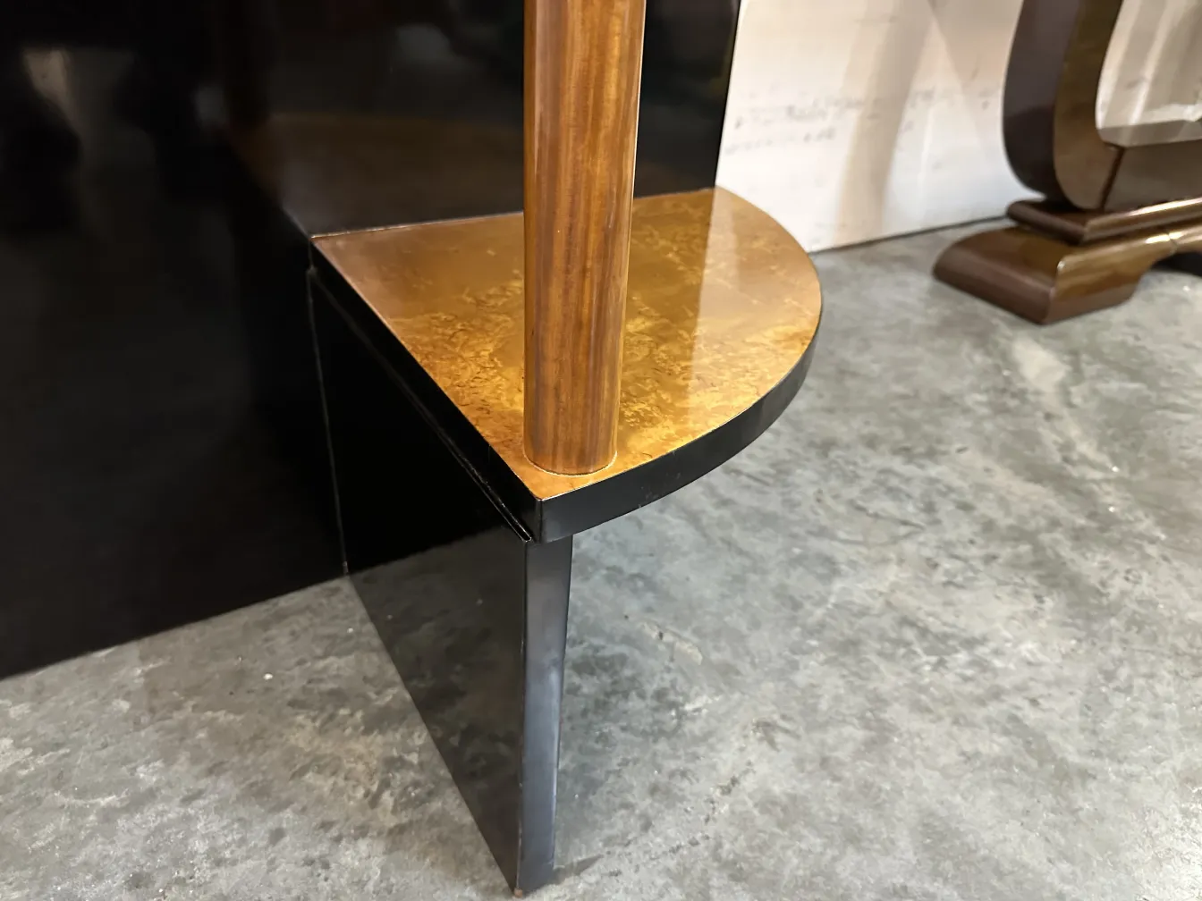 Gros plan sur deux petites tables anciennes avec des décorations art déco, détail du coin.