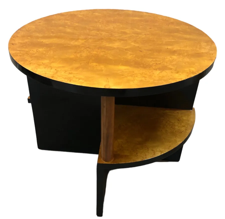 Mesinhas antigas com design distinto art deco, cores douradas e pretas, com prateleira.