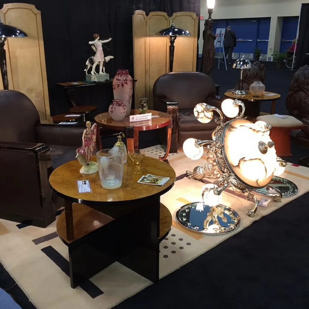 dos mesitas antiguas de diseño art deco en un ambiente elegante