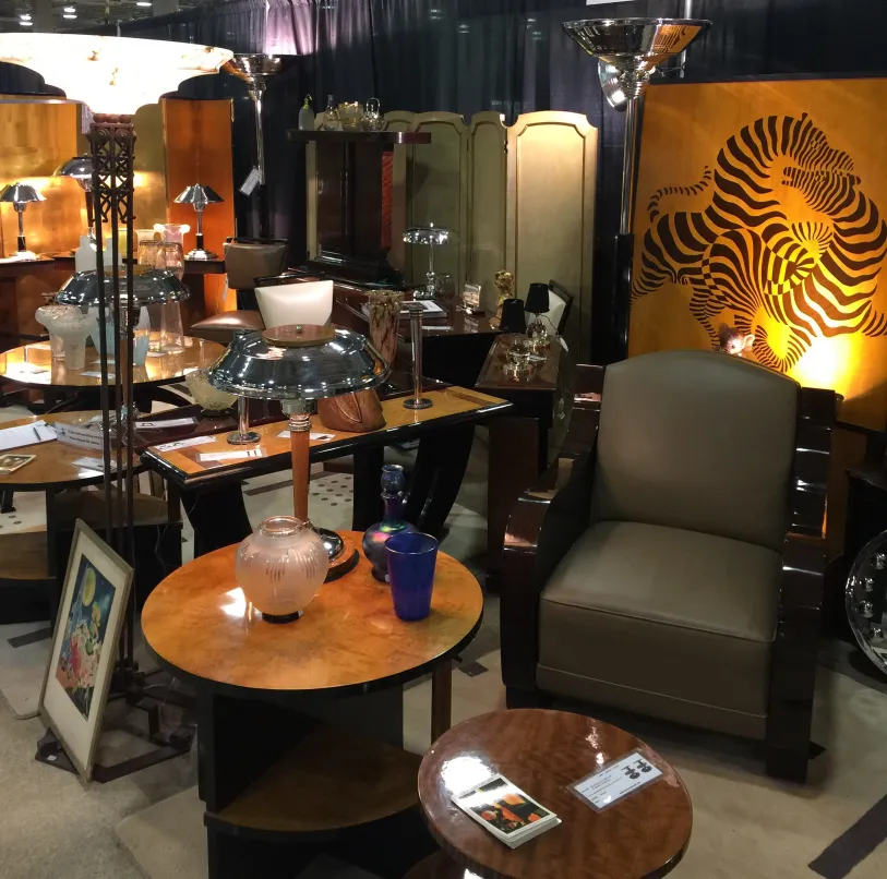 dos mesitas antiguas en un ambiente elegante con lámparas