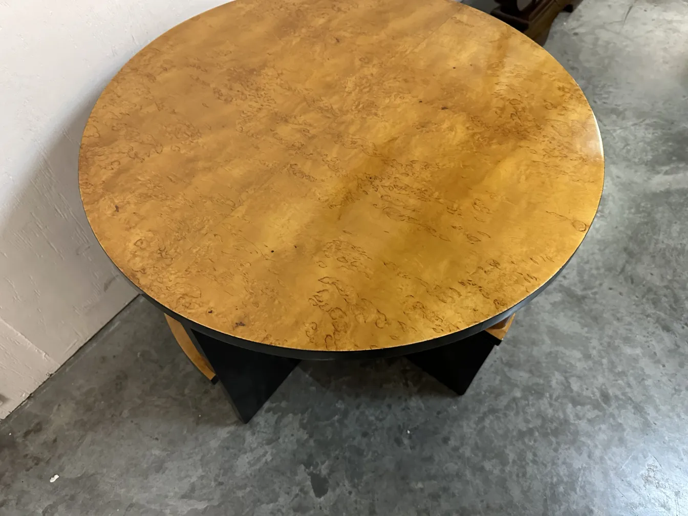 Antike kleine Tische in runder Form, beige und schwarz.