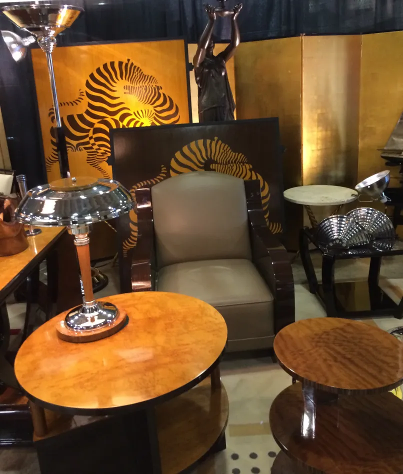 Zwei antike kleine Tische im Art Deco-Stil mit eleganten Details.