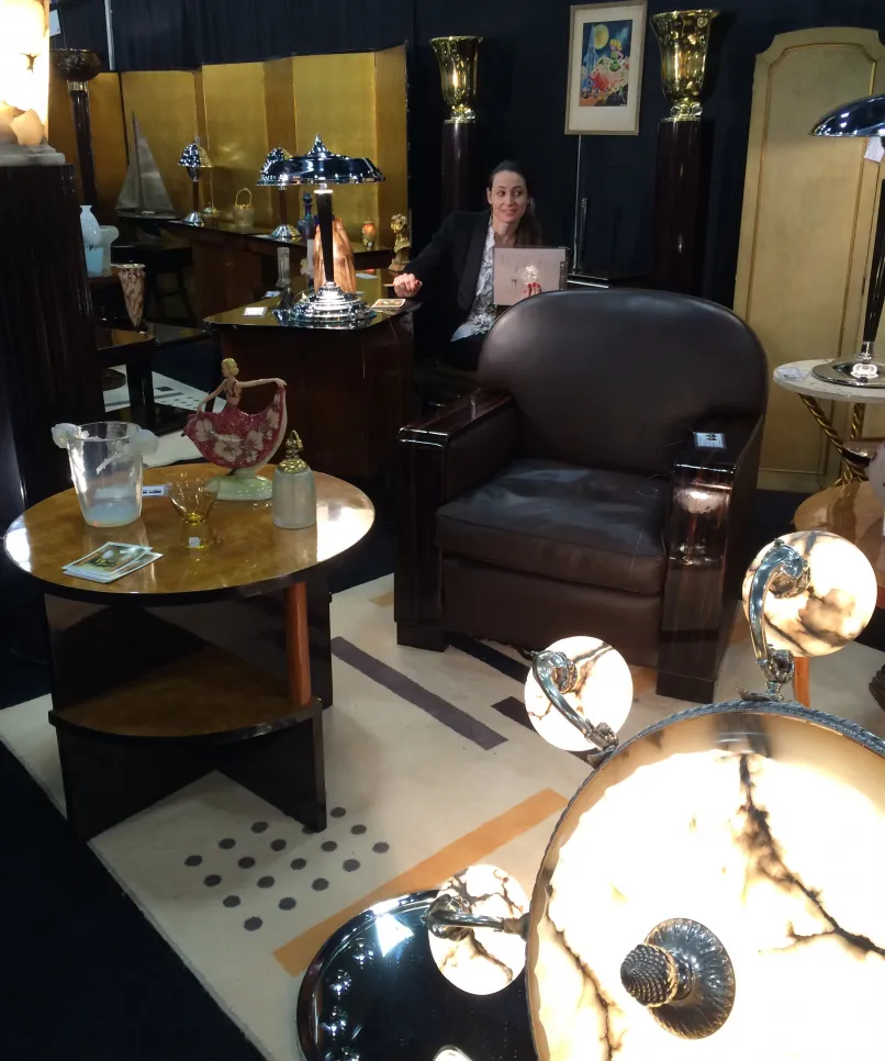 Deux petites tables anciennes art deco élégantes dans un cadre sophistiqué.