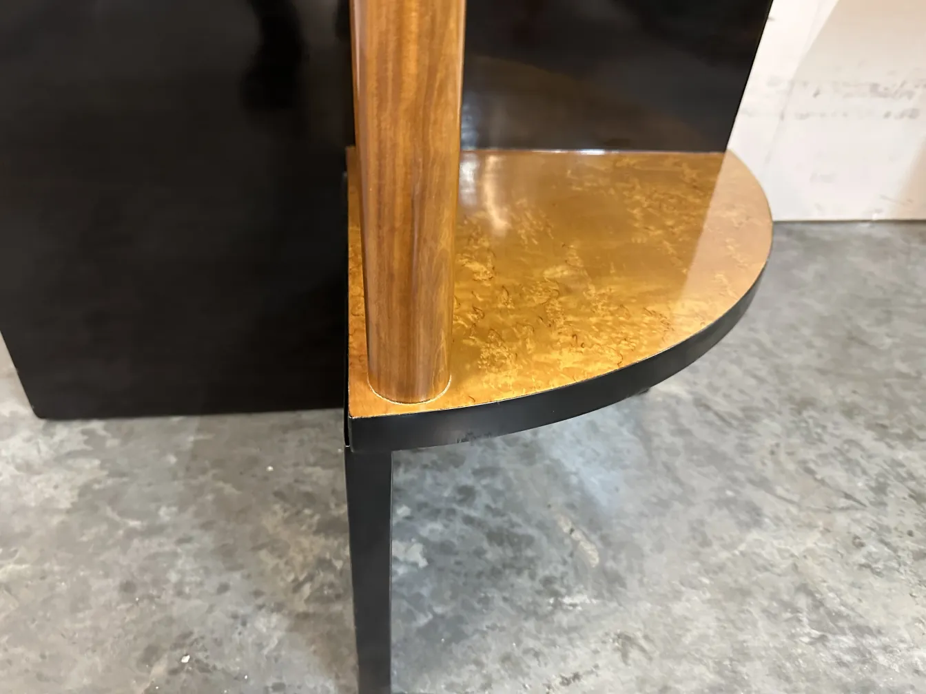 Vue latérale de 2 petites tables anciennes avec un design art déco, élégantes et stylées