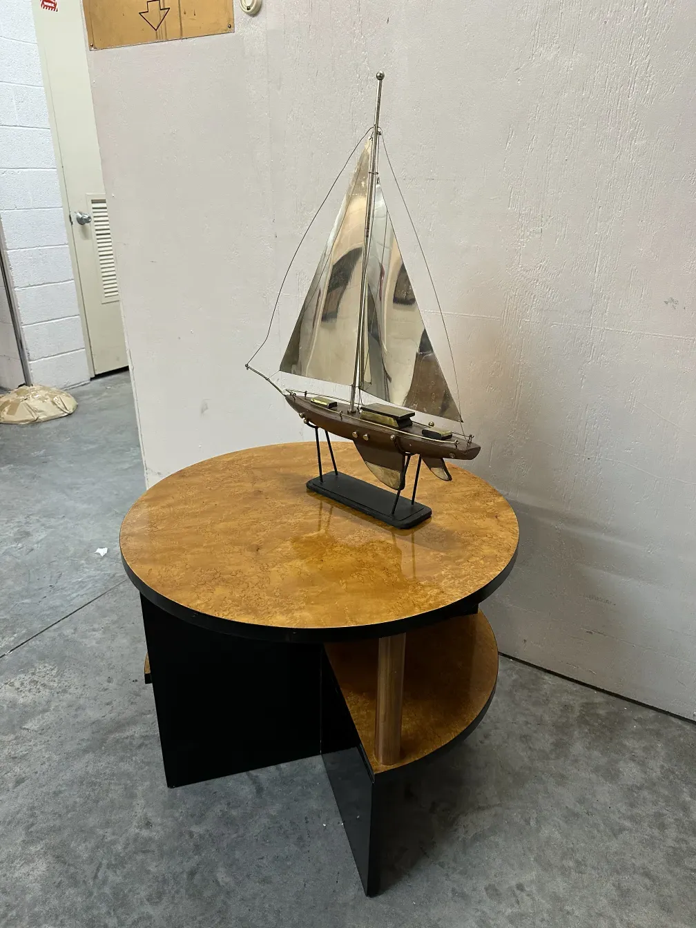 Deux petites tables anciennes au design art déco, avec une décoration classique et une ambiance élégante.