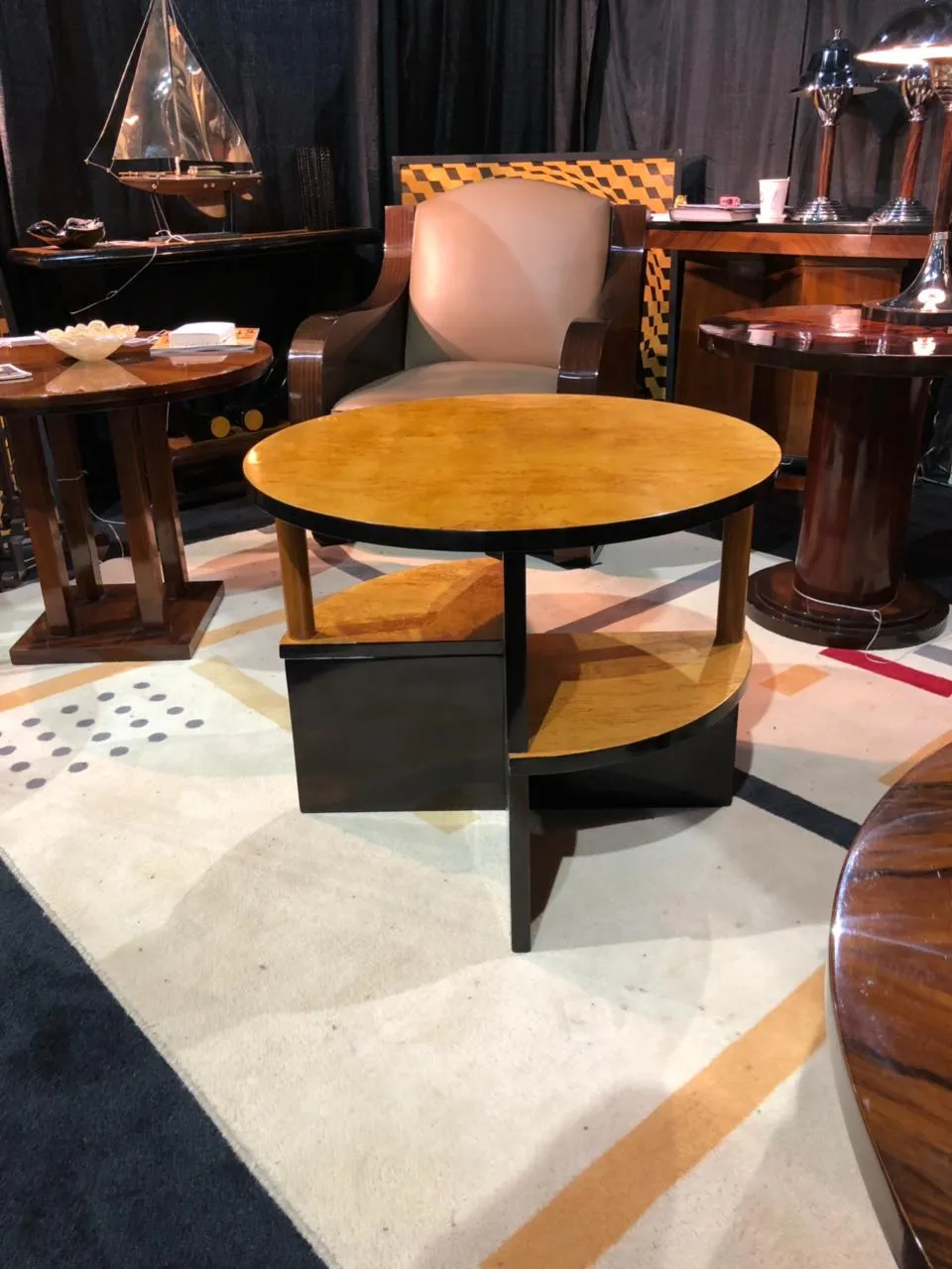 2 petites tables rondes dans un cadre ancien avec chaise et lampes