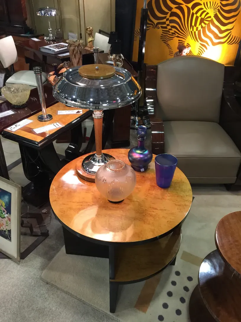 2 mesitas pequeñas de estilo Art Deco con detalles decorativos