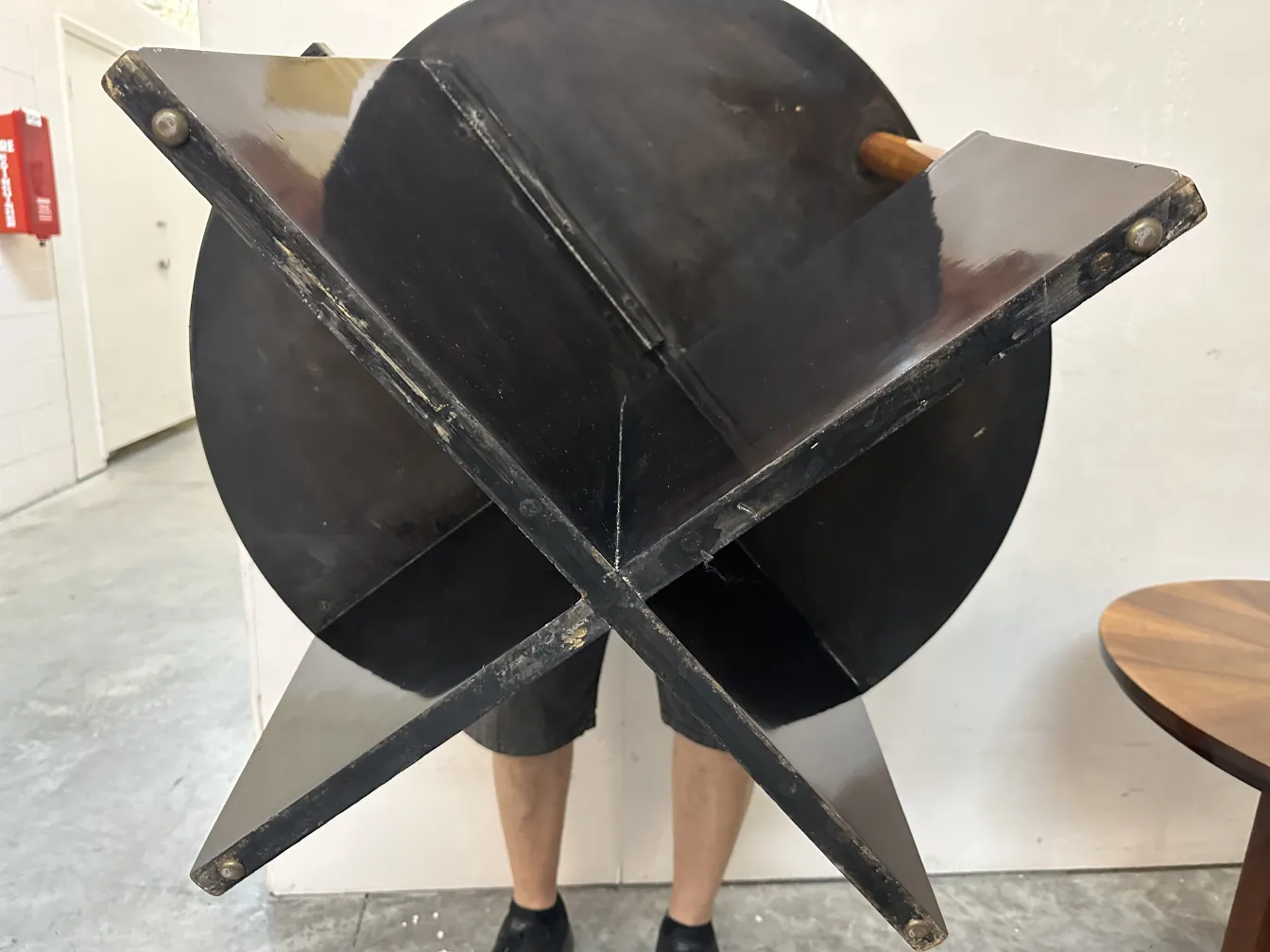 اثنين من الطاولات الصغيرة القديمة بتصميم فن الديكو، خطوط أنيقة ونهاية سوداء، في بيئة بسيطة.