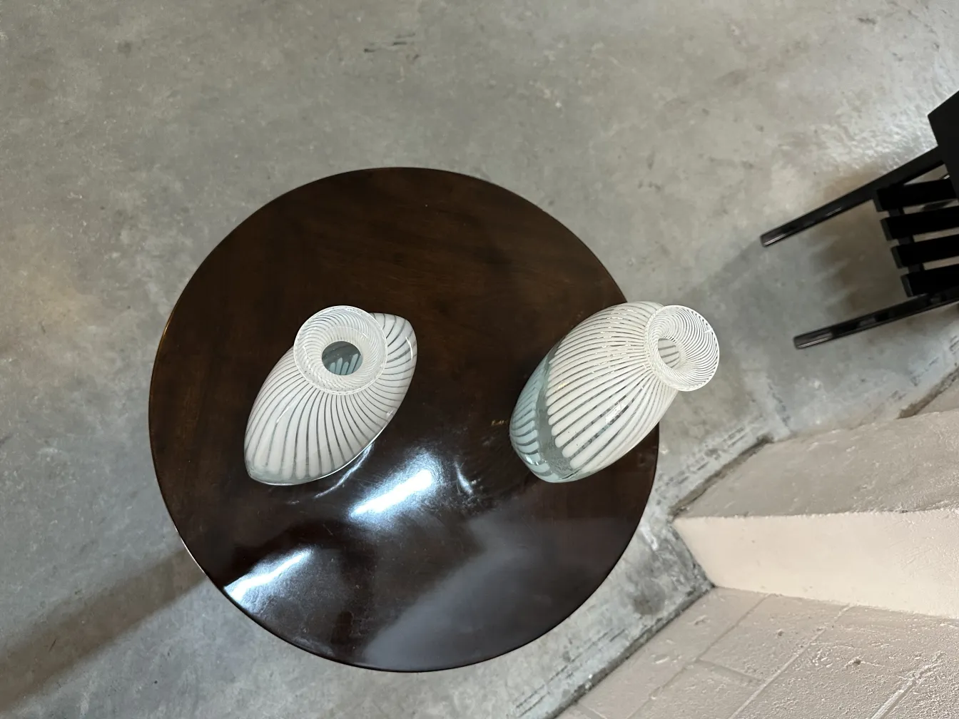 Dois vasos antigos de Murano com design elegante