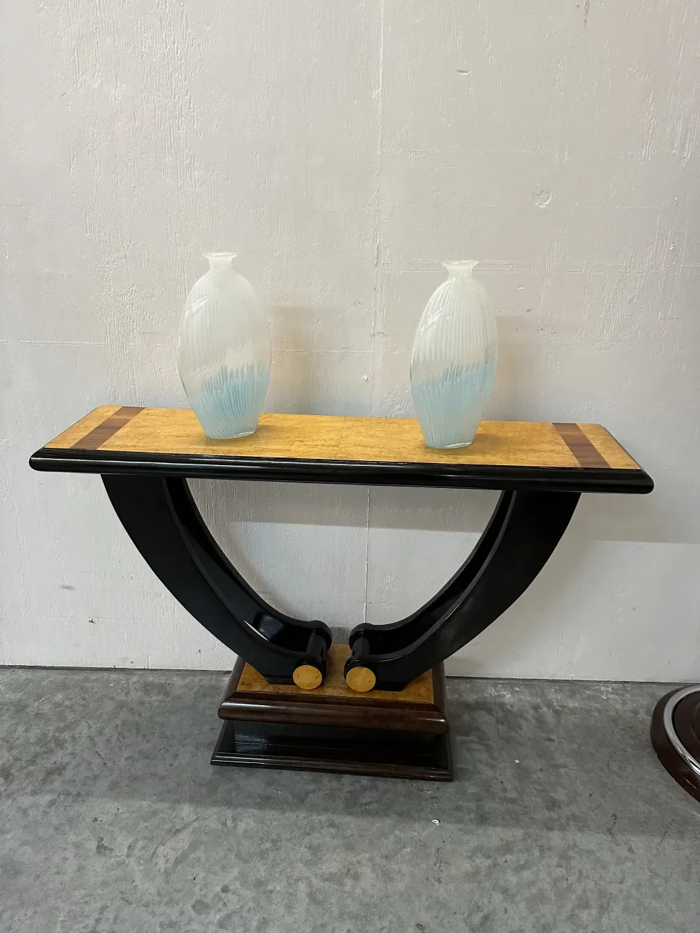 deux vases anciens murano sur une table moderne