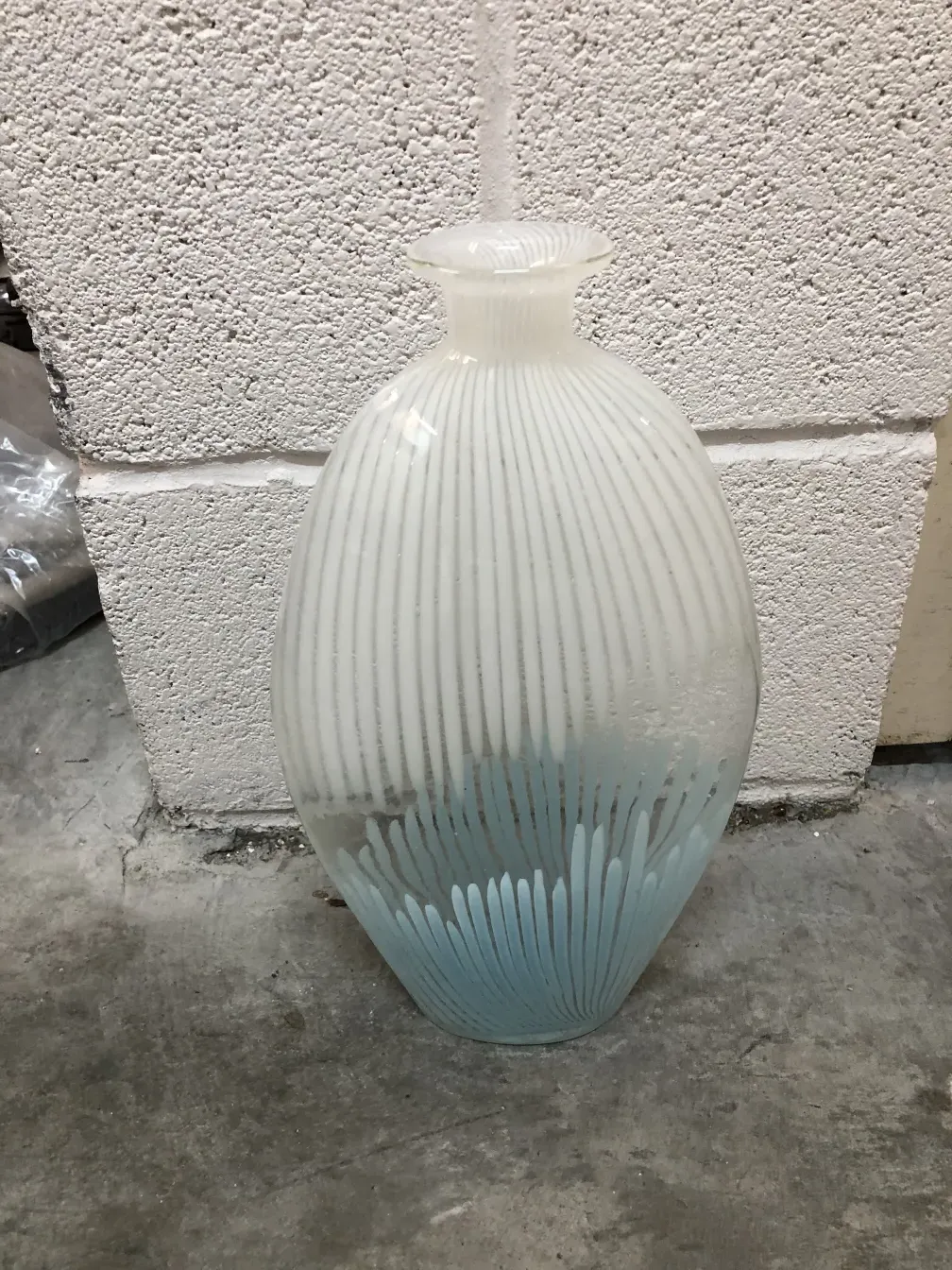 vase antique murano avec détails décoratifs