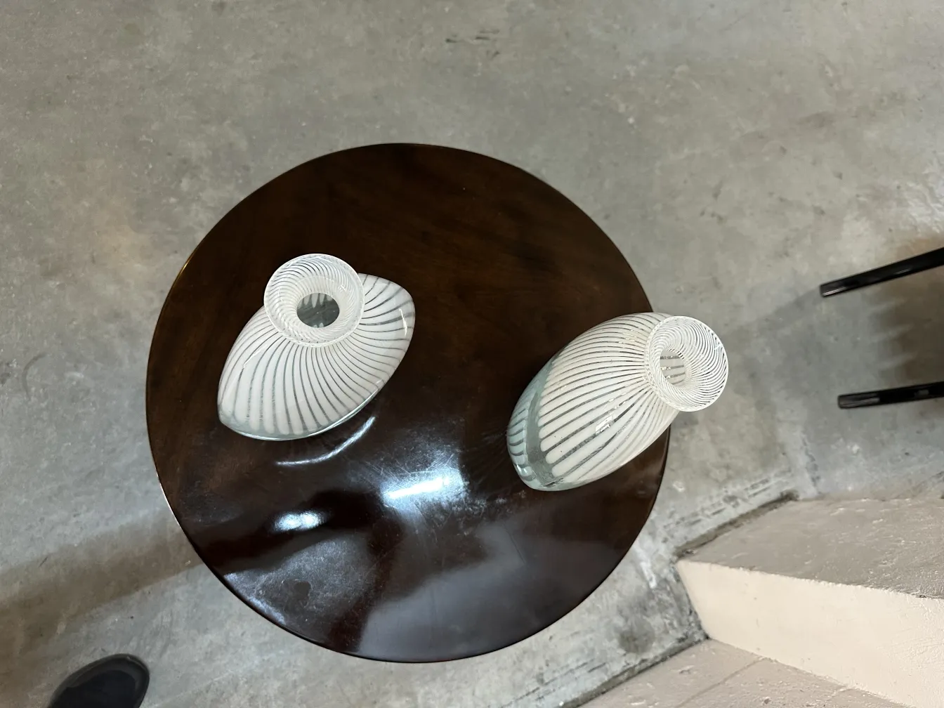 dos floreros antiguos de murano sobre mesa