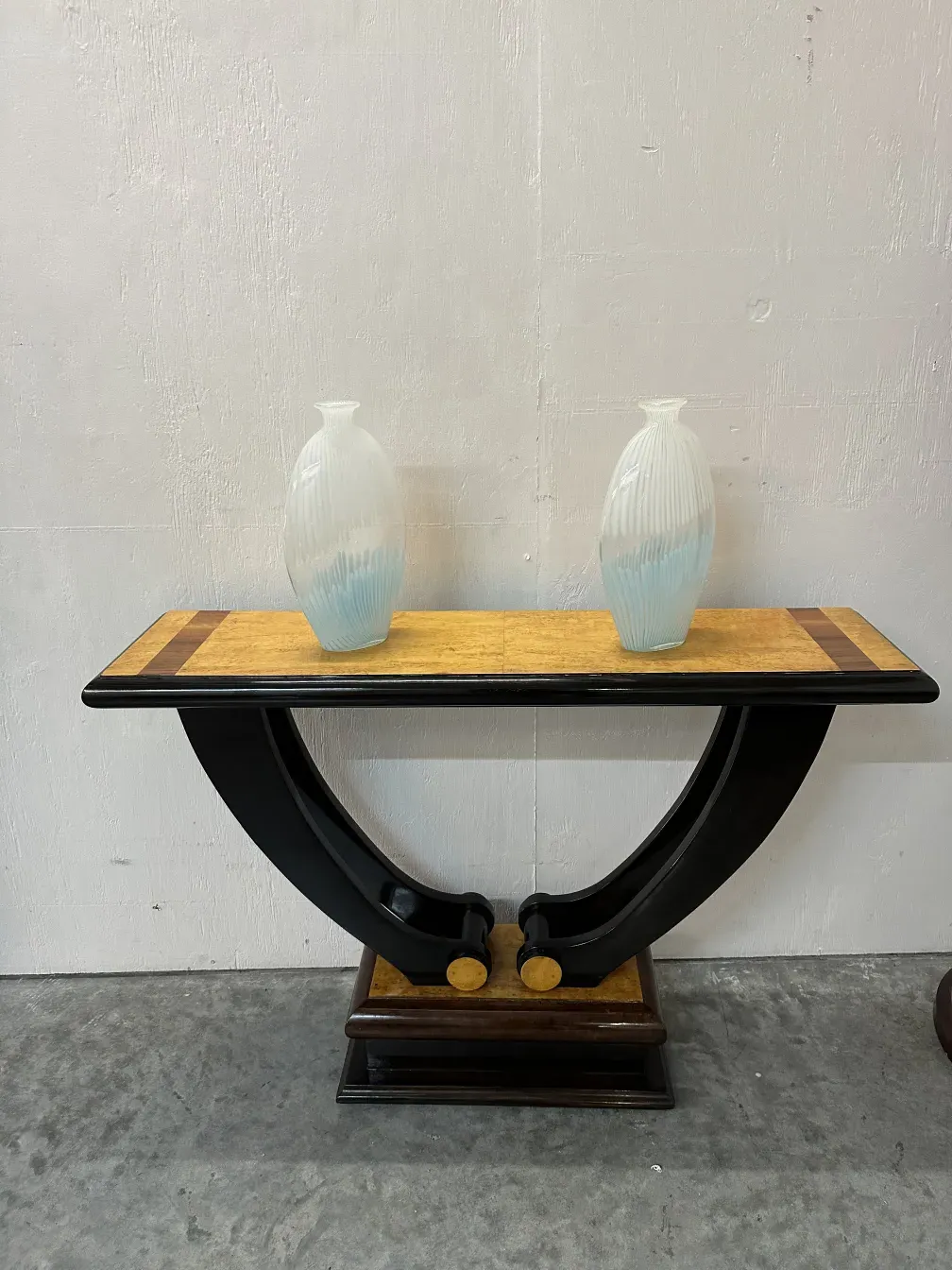 deux vases antiquités de Murano sur une table décorative