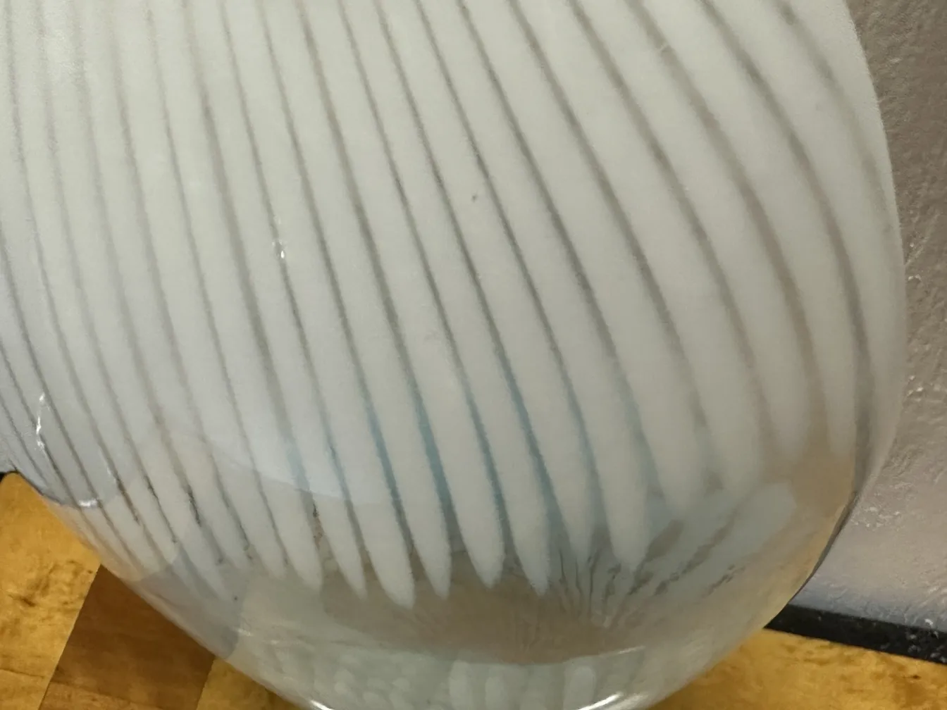 两个古董慕拉诺风格的花瓶在木桌上。