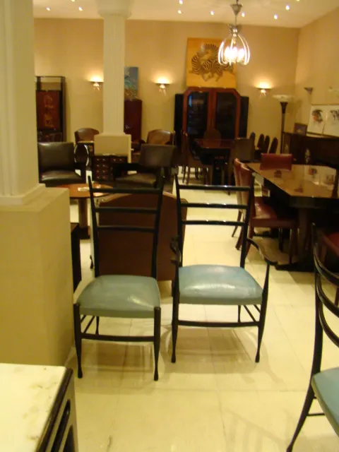 Mesa de jantar antiga de Gio Ponti para 8 pessoas com cadeiras ao fundo