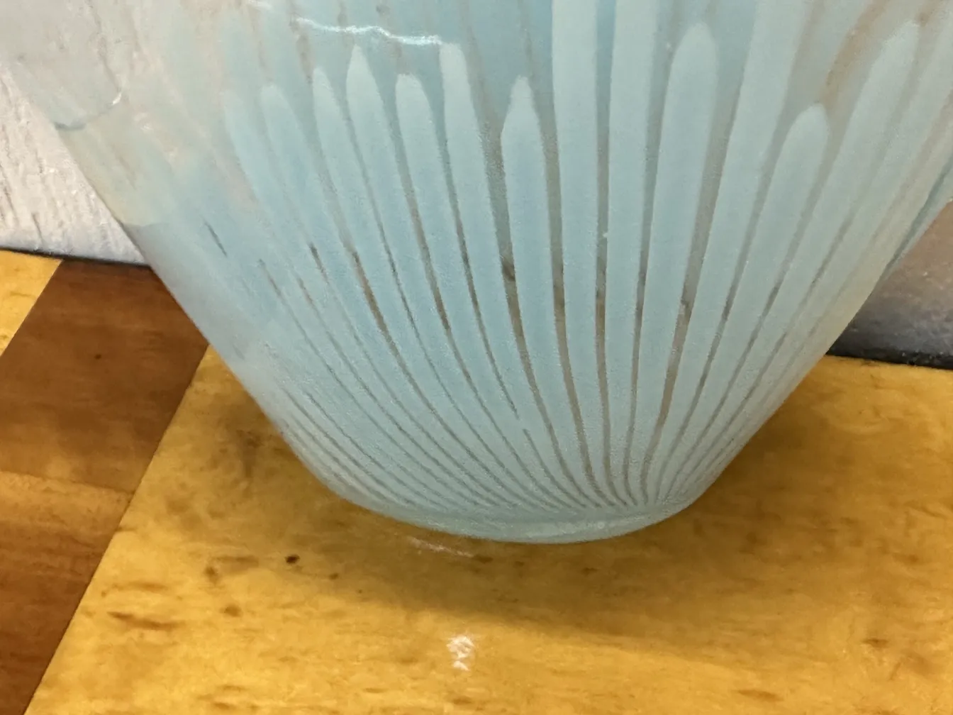 古代のムラーノ花瓶、薄い青色、リブ付きの詳細。