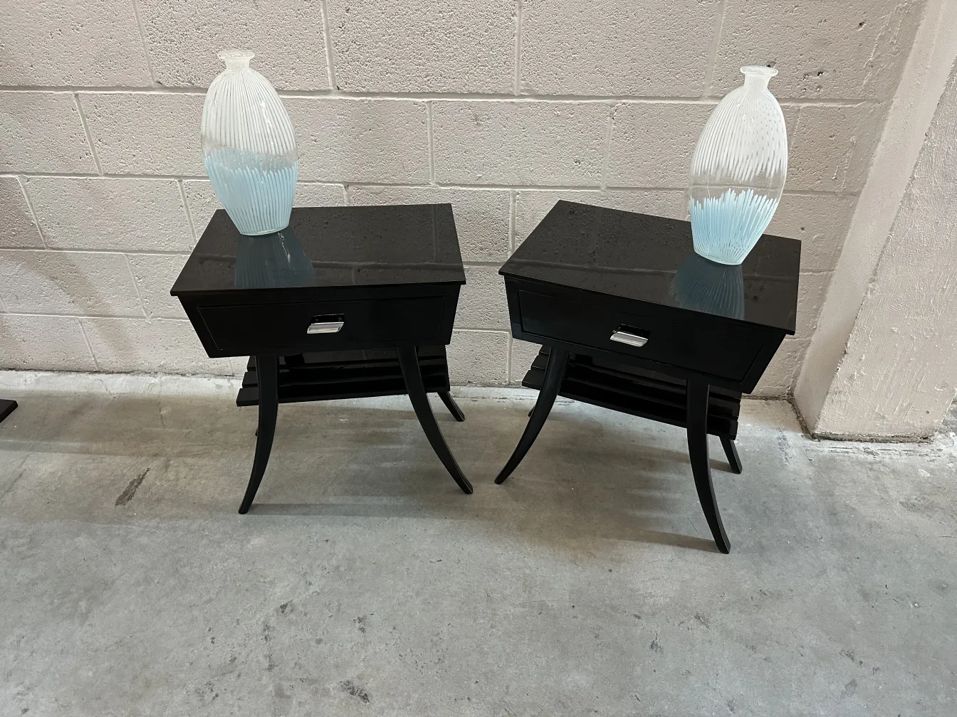 Zwei antike Murano-Blumenvasen mit dekorativem Design in modernem Umfeld.