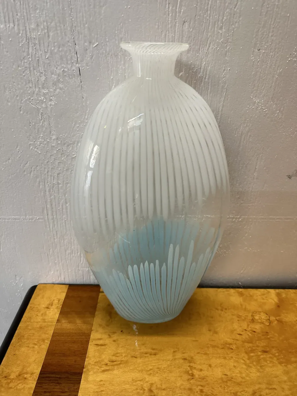 zwei antike murano-vasen mit dekorativem design und textur