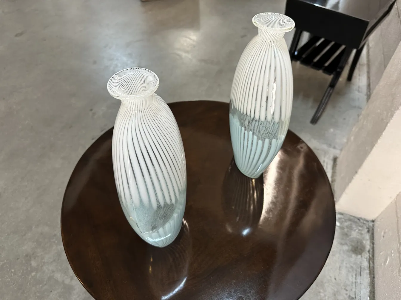 dois vasos antigos Murano com design elegante