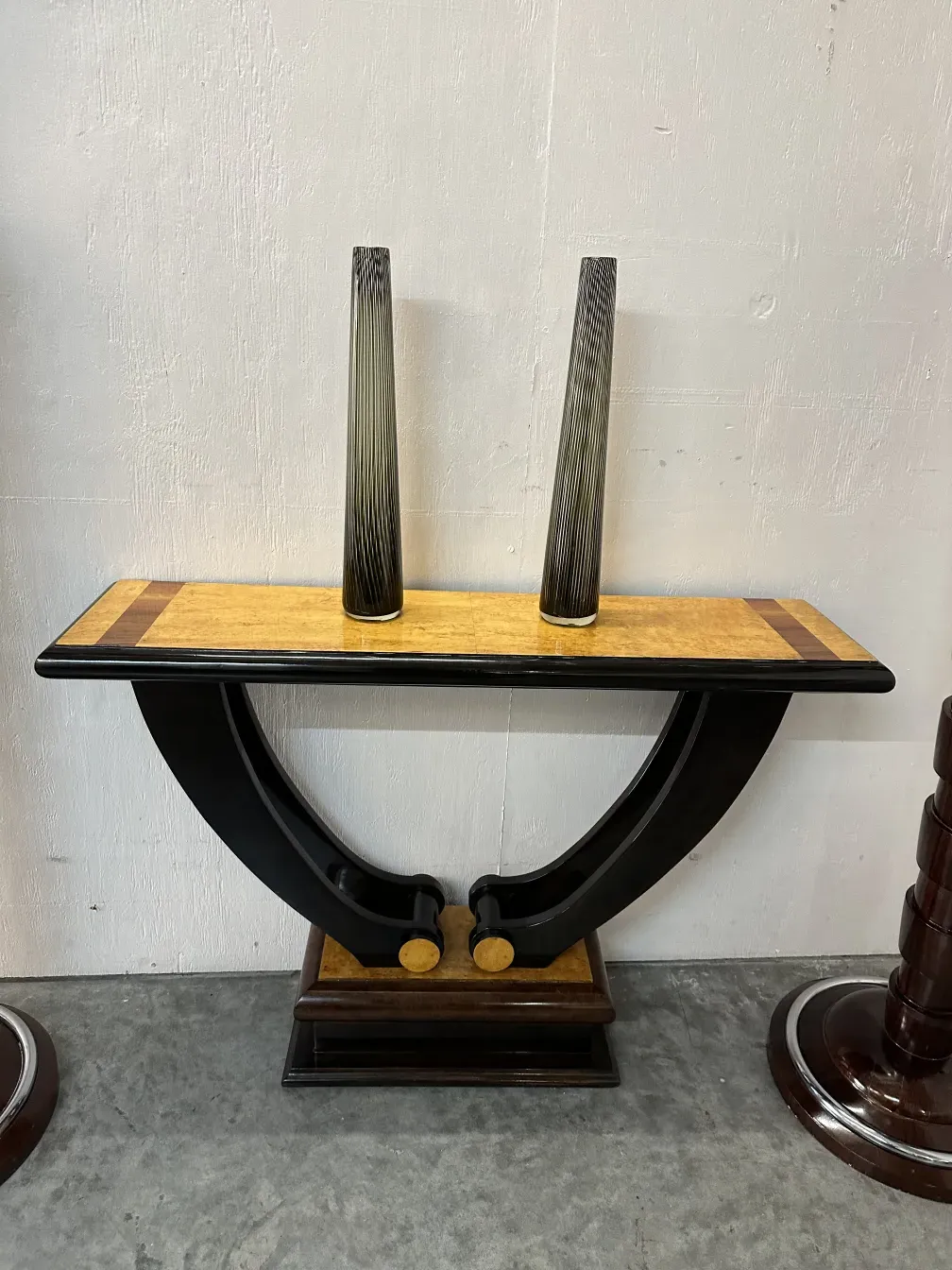 Ansicht von 2 antiken Vasen Mura auf einer Oberfläche