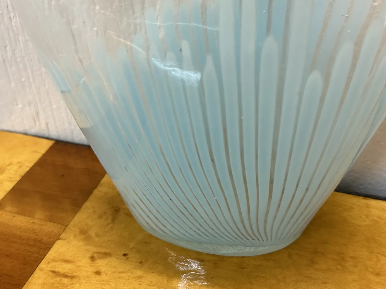 Deux vases anciens murano avec un design élégant sur un fond en bois