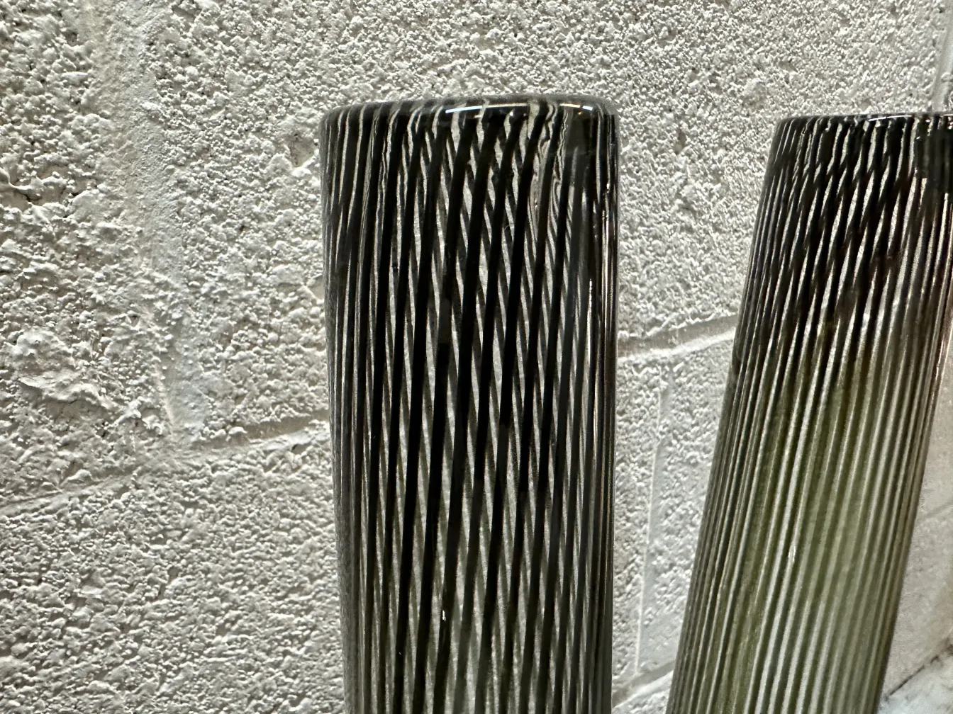 dois vasos antigos murano com design elegante em fundo claro