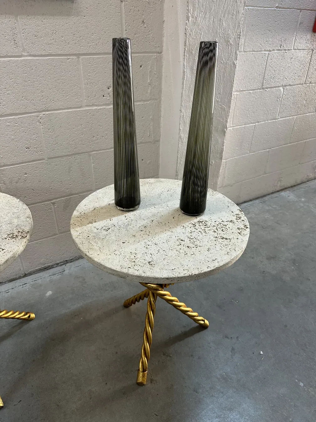 2 floreros antiguos murano con un diseño elegante, decorando una mesa, fondo neutro