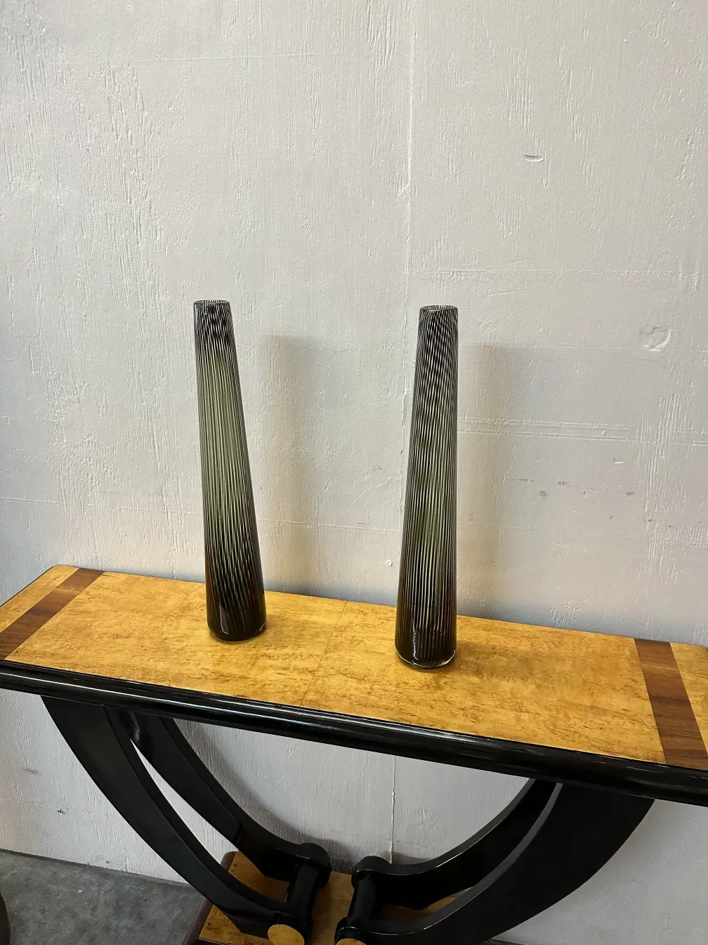 テーブルの上に置かれた装飾的な古いムラノの花瓶2個