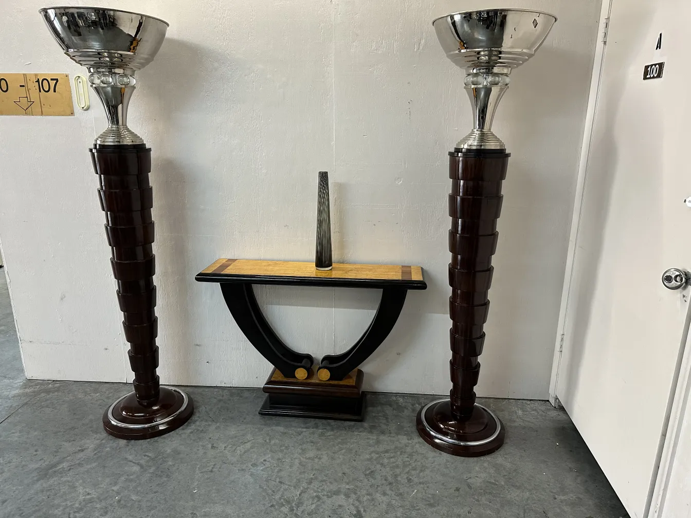 Deux vases anciens de Murano dans un cadre élégant.