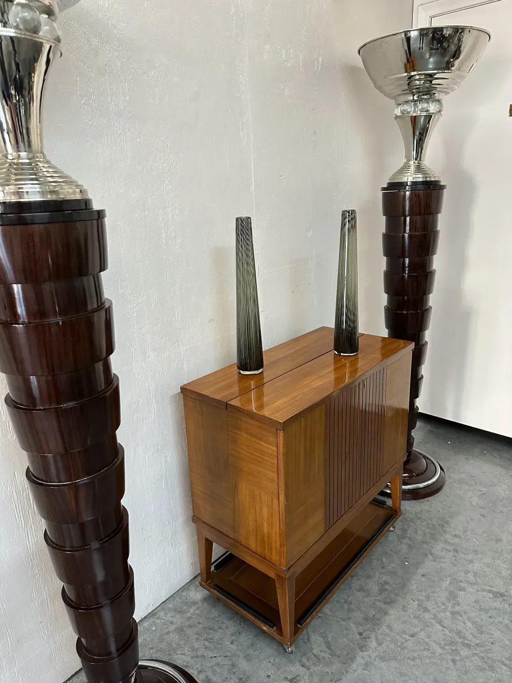 2 antike Murano-Vasen, dekorativ und elegant in einer modernen Umgebung.