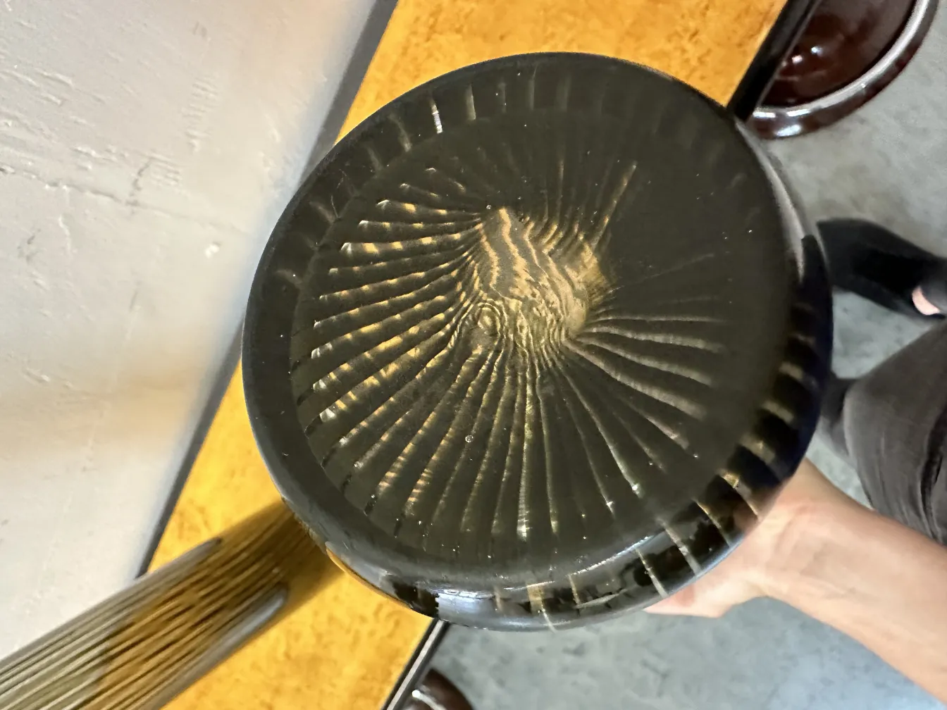 Vista dall'alto di due vaso antico murano in un ambiente moderno